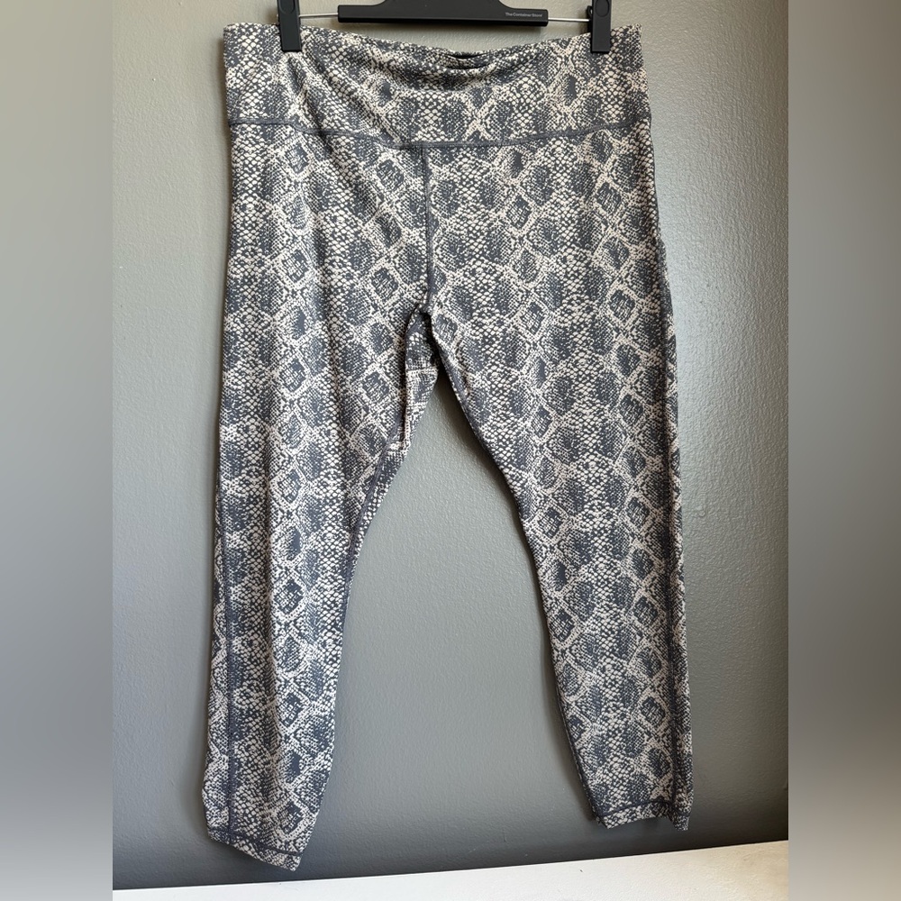 Athleta Ultimate 7/8 Tight in Black and Gray